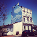 国外涂鸦大师把蓝天白云画在空白的建筑中